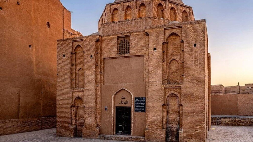 Die Grabstätte der Zwölf Imame in Yazd ist ein tausendjähriges Gebäude inmitten der Wüste.